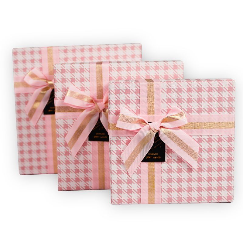 Kit-com-3-Caixas-De-Presente-Cor-Rosa-com-Laco-Dourado-3-Tamanhos--4-
